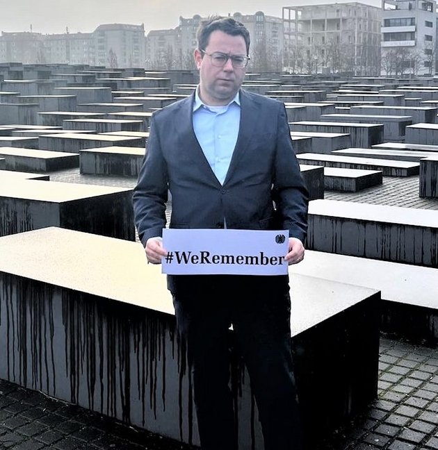 Sebastian an der Holocaust Gedenkstätte 